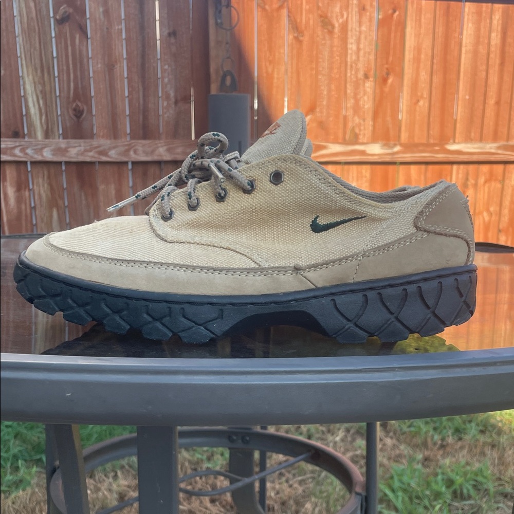 Nike ACG Men's Tan and Black Sneakers